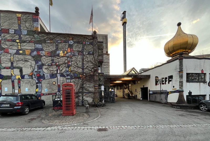 Die von Friedensreich Hundertwasser verschönerte Textildruck-Fabrik Rueff schließt für immer ihre Tore. (Foto: M Pfeifer Steiner)