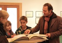 Genese eines Kinderbuches anhand der Abenteuer zweier Lausbuben - „Türli & Flidari im Schollariet“ im Küefer-Martis-Huus in Ruggell