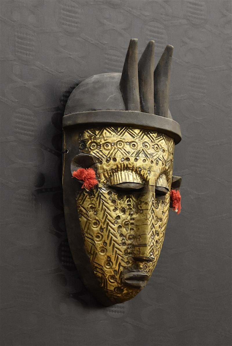 FLATZ: Afrikanische Maske auf Damast (Fotos: Karlheinz Pichler)