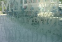 Harald Gfaders Glasobjekt „Schrift und Lesen“ im Innenhof der Arbeiterkammer in Feldkirch realisiert
