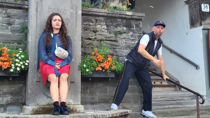 Lisa Perner und Sascha Jähnert beim Gebhard Brunnen in der Kirchstraße