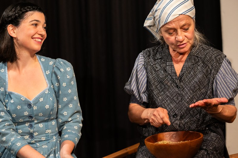 Isabella Campestrini und Elke Maria Riedmann in „Das Glück im Inneren der Lawine“ (Foto: Daniel Furxer)