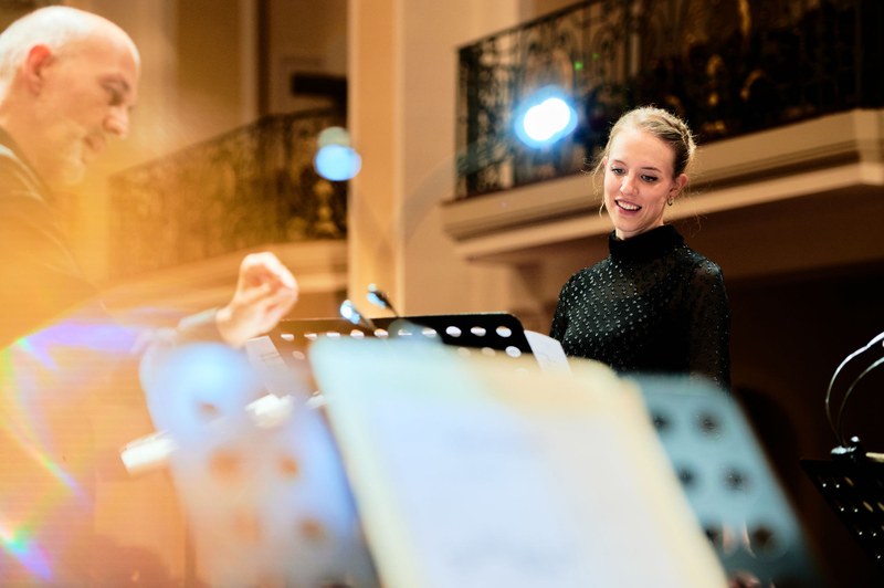 Die Mezzosopranistin Sarah Kling als Solistin und Benjamin Lack am Pult weckten die Begeisterung beim Konzert im großen Saal der Stella Musikhochschule. (Foto: Victor Marin)
