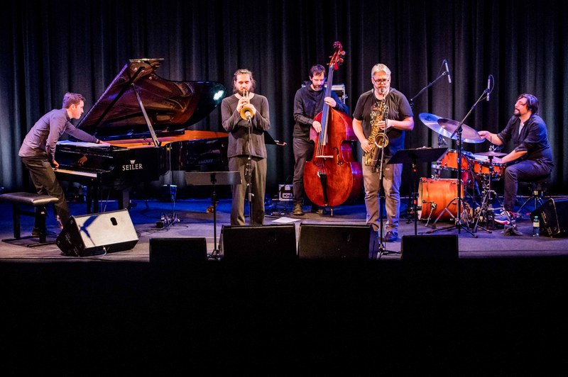 Das Quintett Memplex begeistert mit einem unglaublich stimmigen Band-Sound   Foto: Stefan Hauer
