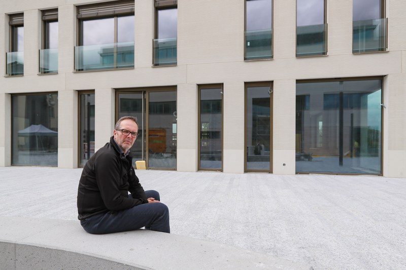 Roman Banzer, Präsident des Literaturhauses Liechtenstein vor dem neuen Gebäude, in dem auch Kino, Litertaturcafé, Antiquariat und Buchhandlung zu finden sein werden