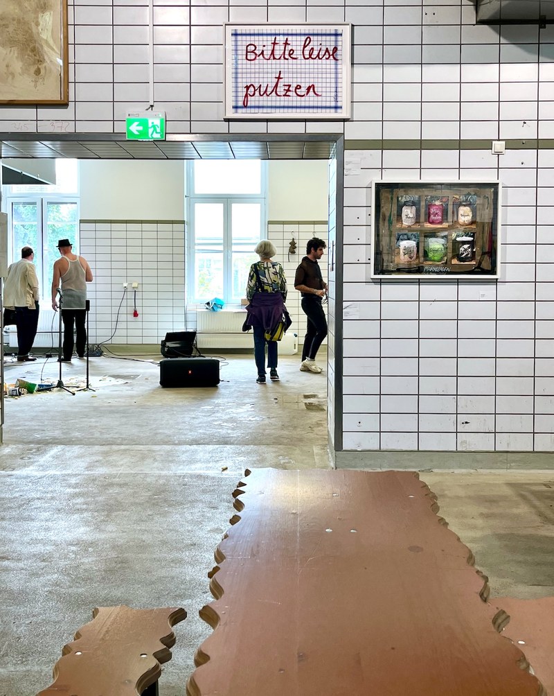 In der Parallel Kitchen auf einen Blick: Christine Lederer, Paul Renner sowie die schmucken Biertische und -bänke von Lukas Weithas. (Foto: MPS)