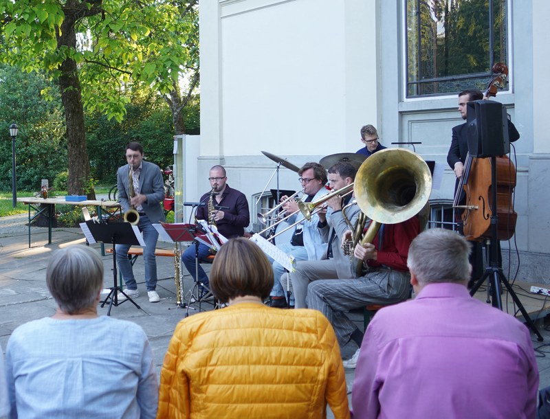 Die Markus Pechmann's Brass Massery sorgte im Park der Villa Grünau im Rahmen der Konzertreihe "Kultur in Kennelbach" für gute Stimmung.