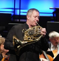 Bravouröser Hornist und eleganter Dirigent – Jubel für den Solisten Stefan Dohr, das SOV und Leo McFall am Pult
