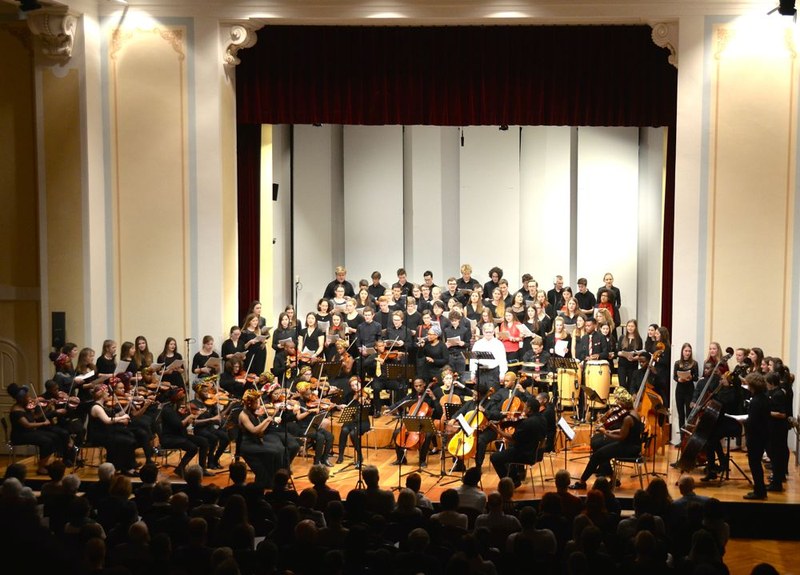 Das „Bochabela String Orchestra“ aus Südafrika und der Chor des Musikgymnasiums Feldkirch bescherten den Zuhörenden im voll besetzten Festsaal des Landeskonservatoriums freudvolle Stunden.