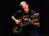 Der Mann mit der Doppelhals-Gitarre - David Fiuczynski-Portrait beim proFILE Jazz Festival