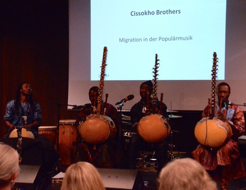 Der Koraspieler Moussa Cissokho und seine Brüder Sadio und Sankoum Cissokho, an der Kalebasse perkussiv unterstützt vom Cousin Ibou Neye, brachten mit traditionellen Liedern der Griots afrikanisches Flair ins vorarlberg museum und heizten mit neuer Popmusik und Rap gehörig ein.