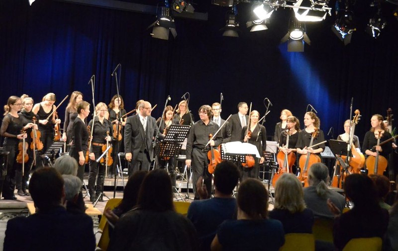 Zum Abschluss gestalteten das Innsbrucker Kammerorchester "Akademie St. Blasius" und der Bratschist Andreas Ticozzi ein eindrückliches Konzert.