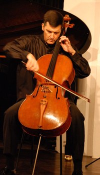 Eine Hommage, Wissenswertes und etwas zum Lachen - Beim „Zeitklänge“-Festivalkonzert stand der Cellist Othmar Müller im Rampenlicht