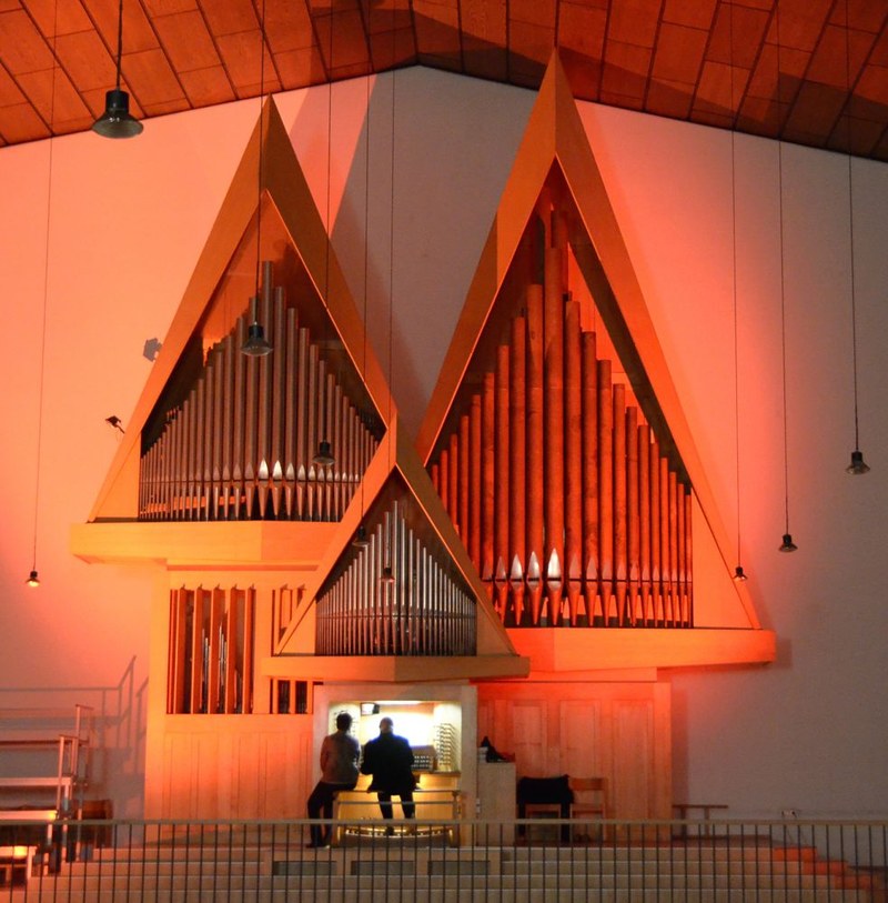 Von der gegenüberliegenden Empore bietet sich den Zuhörenden ein anregender Blick auf die Rieger-Orgel in der Pfarrkirche in Altach.