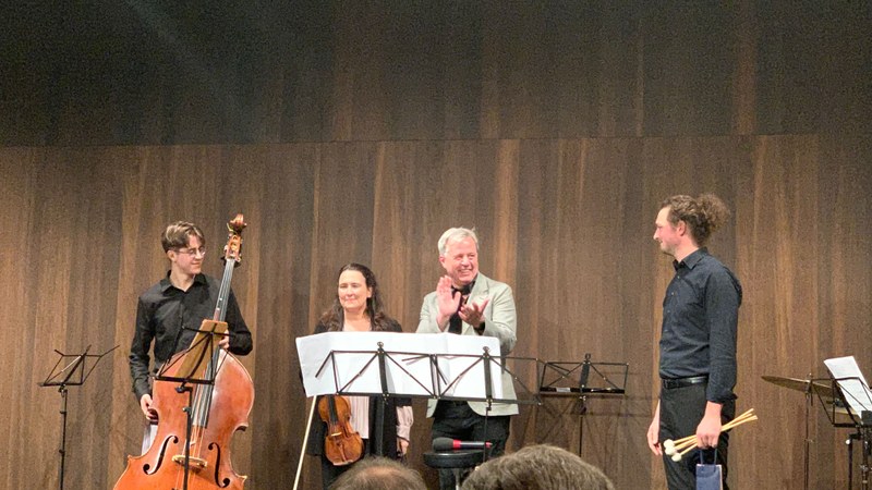 Der Komponist Alfred Huber (3.v.li.) mit seinem Sohn Benedikt (Kontrabass), Eszter Haffner (Violine) und Kristof Hrastnik (Percussion). (Foto: Bernhard Huber)