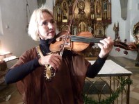 Hasardstücke der Violinliteratur - Karin-Regina Florey spielte im Feldkircher Dom Telemanns "Fantasien"