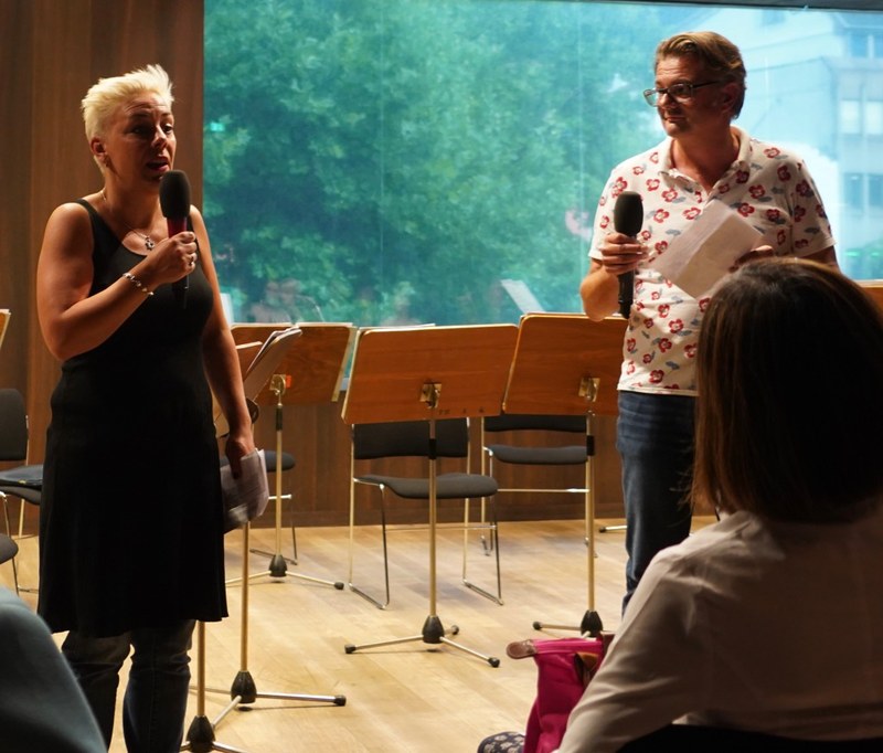 Das Konzert fand in Kooperation mit der Österreichischen Gesellschaft für Neue Musik statt. Dessen Leiterin, Morgana Petrik, führte im Gespräch mit Manfred Welte durch das Programm.