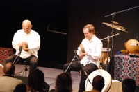 Über den Rhythmus die Wurzeln finden und spüren - Hakim Ludin und Claudio Spieler faszinierten das Publikum  im voll besetzten Theater Kosmos