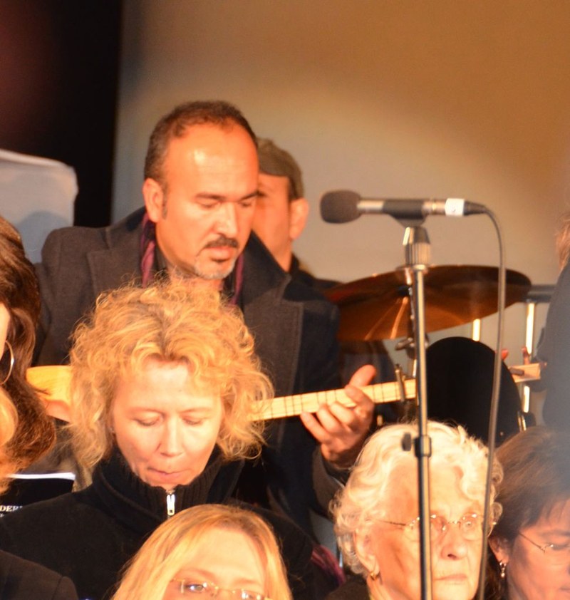 Aydin Balli spielte auf seiner Saz eine stimmungsvolle Einleitung und Begleitung des türkischen Volksliedes „Uzun ince bir yoldayim“ und sprach das Publikum damit unmittelbar an.