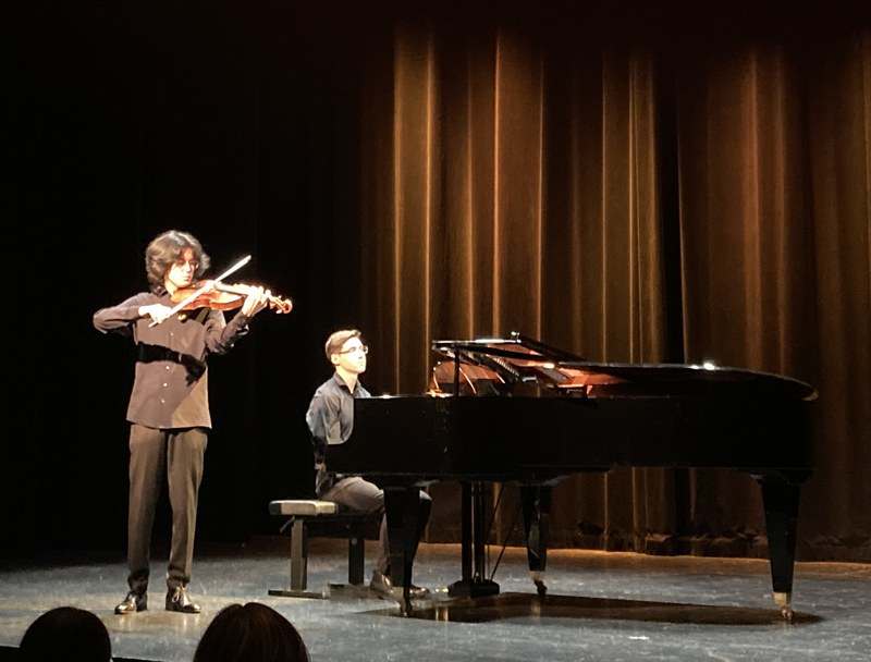 Maximilian Eisenhut mit seiner Viola begleitet von Leon Müller am Klavier