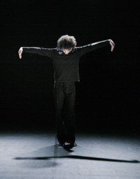 Der nicht einmal mit seinen Schatten tanzt – Nicolas Cantillon und Jacquez Mantica präsentierten „Listen & Watch“ beim tanz ist Festival am Spielboden