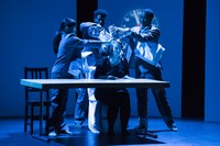Der umgedrehte Spieß – Das Tanz- und Theaterstück „Die hohe Kunst des Wegschauens“ im TAK Theater in Schaan