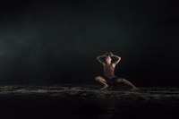 Doppelabend mit Tiefgang – netzwerkTanz präsentierte mit „Sacred Scars“ und „NoBody´s Land“ im Theater KOSMOS zwei Arbeiten des Choreographen Blenard Azizaj