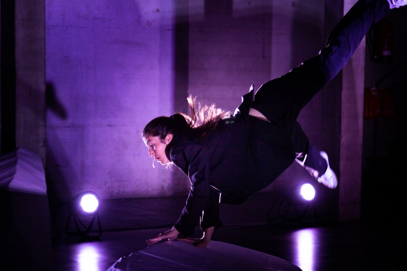 Silvia Salzmann hochakrobatisch in "Souvenir", ihrer mit Sarah Mistura entwickelten neuen Tanzperformance (© Stefanie "Momo" Beck)