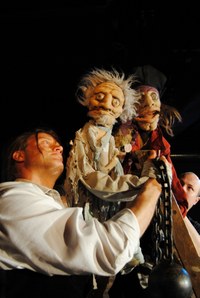 „Die Schatzinsel“ – Verspielt-postmodernes Puppentheater bei Homunculus