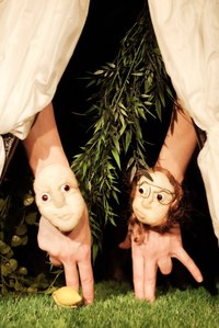 „Ménage à trois“ im Garten Eden – ein innovatives Stück am Premierentag des Luaga & Losna-Festivals