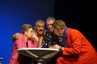 Bunt, satirisch und romantisch – Der Theaterverein Bizau zeigt „Der Investor“