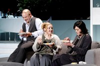 Fein abgeschmeckte Beziehungskiste – das preisgekrönte Stück „Freunde zum Essen“ von Donald Margulies feierte Premiere am  Vorarlberger Landestheater