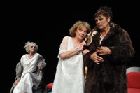Schwarze Messe für die alten Damen! - Zur Uraufführung von Gustav Ernsts "Bridge" im Theater Kosmos