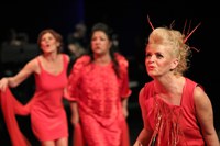 Wut ist gut – Das ANARTtheater feiert mit „Teuflische Göttinnen“ Premiere im Spannrahmen in Hard