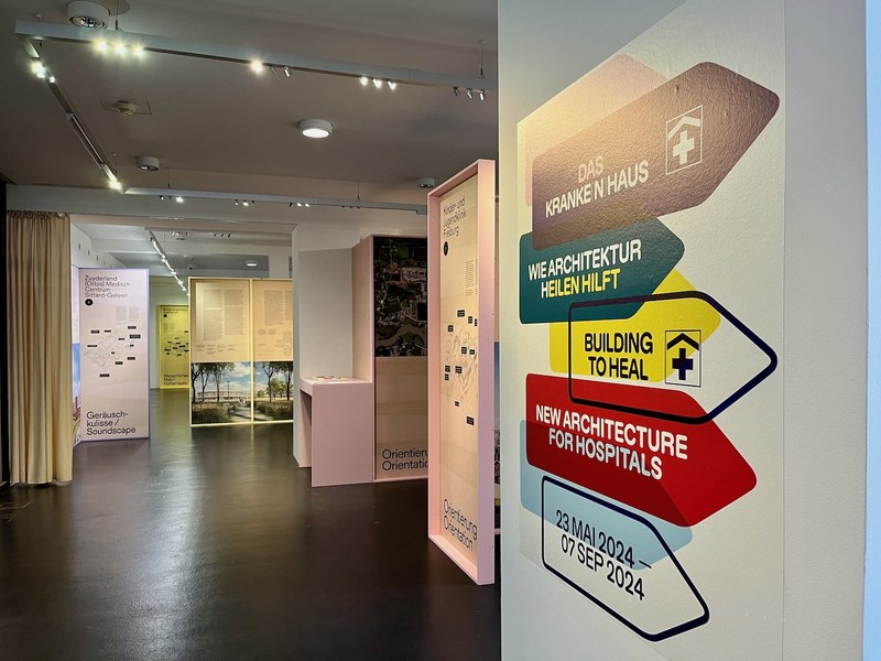 Die Ausstellung „Das Kranke(n)haus“ im vai ist eröffnet. (Foto: M. Pfeifer Steiner)