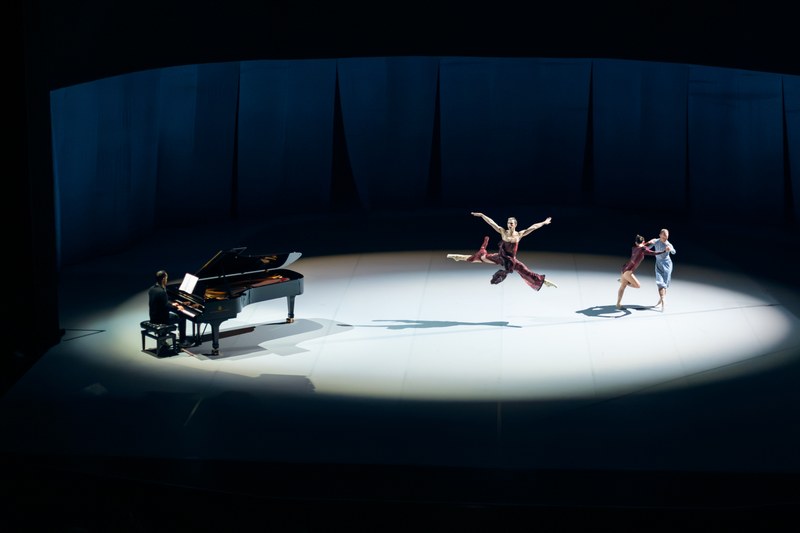 Die Uraufführung „The People United“, eine Koproduktion mit dem Schauspiel Köln, erfüllte die hohen Erwartungen, die in die Zusammenarbeit von Igor Levit und Richard Siegal mit dem Ballet of Difference gesetzt wurden. (Foto: Thomas Schermer)