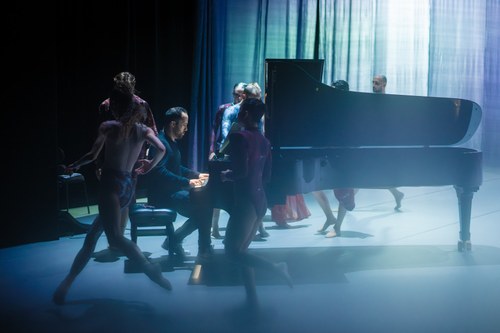 Igor Levit und Richard Siegal kristallisierten die Quintessenz der zugrundeliegenden Komposition detailreich und sensibel aus den Variationssätzen von Frederic Rzewski. (Foto Thomas Schermer)