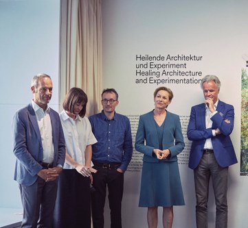 Direktor des Architekturmuseums der TUM Andres Lepik, Kuratorin Lisa Luksch, vai-Kurator Clemens Quirin, Landesrätin Martina Rüscher und Gerald Fleisch (Foto: Darko Todorovic)