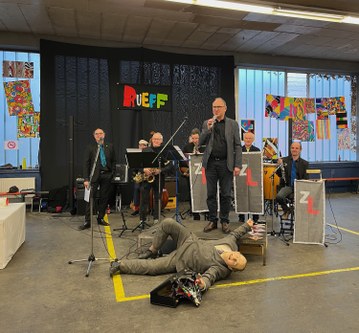 Musik von „Die Zitternden Lippen“, Bandmitglied Bertold Bischof, zugleich Rueff-Geschäftsführer, musste für die Klarinette einen Substitut suchen.