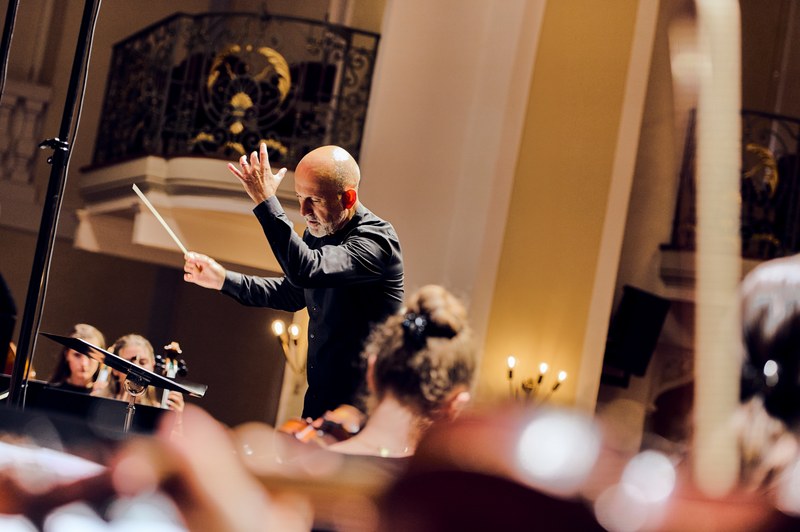 Benjamin Lack leitete die Matinee der Stella Sinfonietta (Foto: Victor Marin)