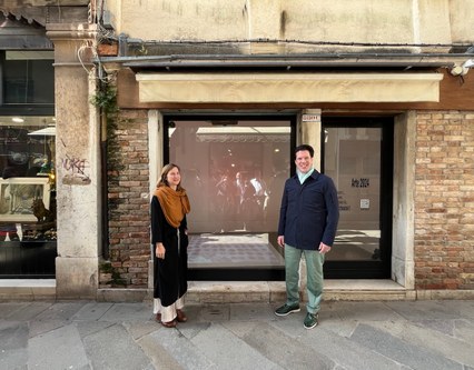 Die Künstlerin Karin Ospelt und Kulturminister Manuel Frick vor dem Schaufenster. (Foto: MPS)