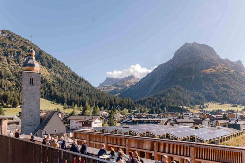 Auf der Dachterrasse des inzwischen nicht mehr neuen Veranstaltungsortes im Dorfhus genießt man die Herbstsonne. (Foto: Lässiger Photography)