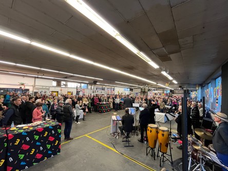 Die geladenen Gäste durften von den Dessins pflücken, was gefällt. (Foto: M Pfeifer Steiner)
