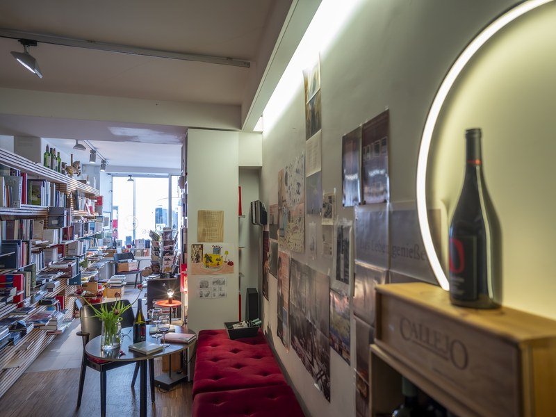 Die lange, rote Couchbank ist berühmt für das Zusammenkommen von Leuten. (Foto: Markus Gohm)