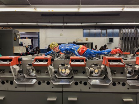 Superman, liegend auf einer Produktionsmaschine (Foto: M Pfeifer Steiner)