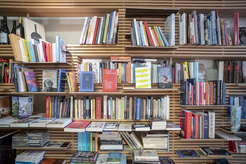 Die zehn Meter lange Regalwand wurde von Architekt Daniel Büchel designt. (Foto: Markus Gohm)