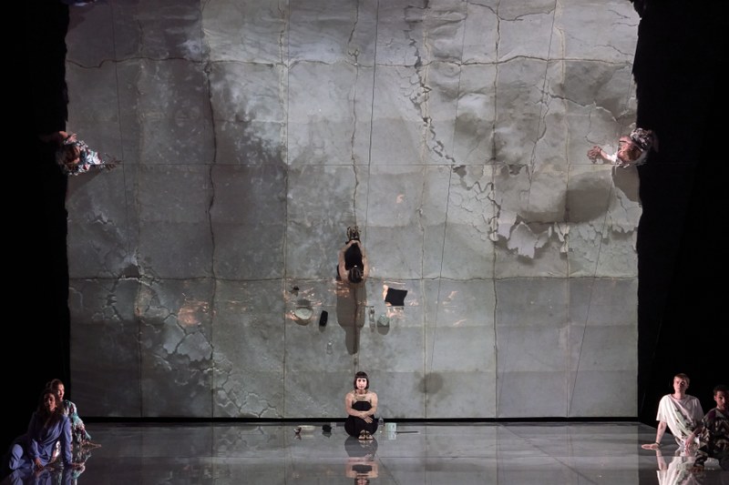 Fabián Panisellos neueste Oper „Die Judith von Shimoda" in der Inszenierung von Carmen C. Kruse öffnete vielschichtig dargestellte Seelenräume. (Foto: Anja Köhler)