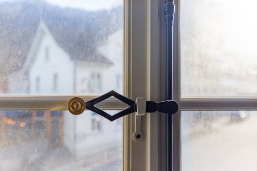 Details wie Fenstergriffe zeugen vom behutsamen Umgang mit den bauhistorischen Details.