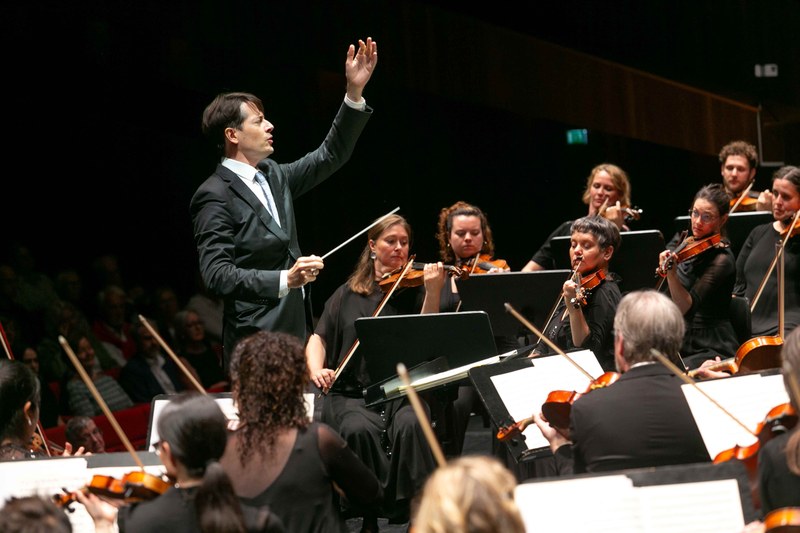 Der Brite Leo McFall führte als Chefdirigent auch bei der jährlichen Festspielmatinee des Symphonieorchesters Vorarlberg sein Orchester mit sicherer Hand durch ein vielfältiges und interessantes Programm.© Bregenzer Festspiele/Dietmar Mathis