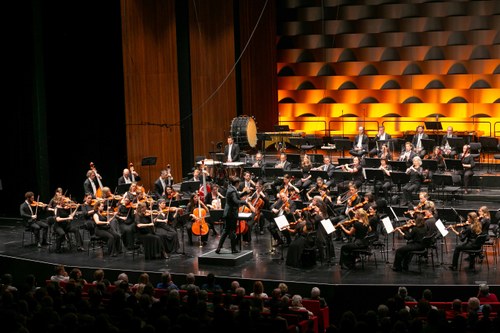 In klassischer Besetzung kam im zweiten Teil Ludwig van Beethovens Symphonie Nr. 6 in F-Dur, die „Pastorale“, in einer bewusst romantisch gefärbten, verhaltenen Lesart zur Aufführung. © Bregenzer Festspiele/Dietmar Mathis